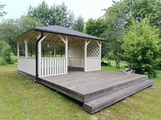 4x4,5 m Vit Träpaviljong — Elegant Trädgårdspaviljong med Terrass och Vacker Design