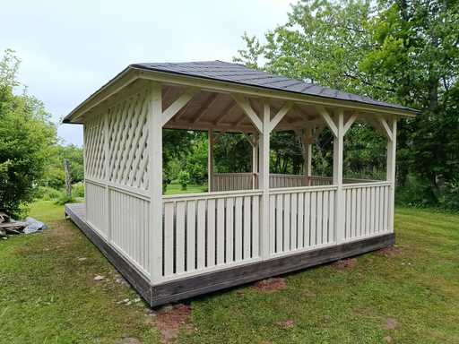4x4,5 m Vit Träpaviljong — Elegant Trädgårdspaviljong med Terrass och Vacker Design