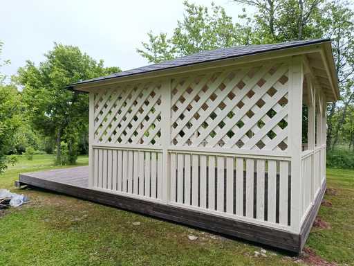 4x4,5 m Vit Träpaviljong — Elegant Trädgårdspaviljong med Terrass och Vacker Design