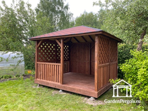 3x3,5 m Brun Träpaviljong — Mysig Trädgårdspaviljong med Golv, Stängd Bakvägg och Dekorativa Galler Sidor