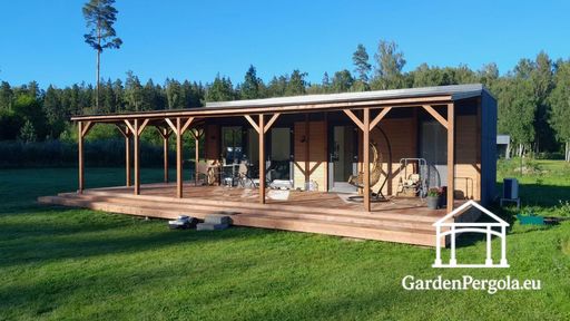Husansluten naturlig träveranda med rymlig täckt terrass
