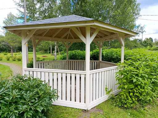 Sexsidig träpaviljong — mysig trädgårdspaviljong med golv och täckt tak