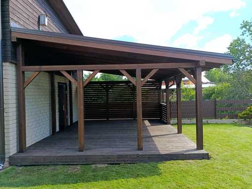 Mörkbrun träveranda fäst vid huset med täckt tak – 4,8×6 m