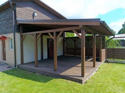 Mörkbrun träveranda fäst vid huset med täckt tak – 4,8×6 m