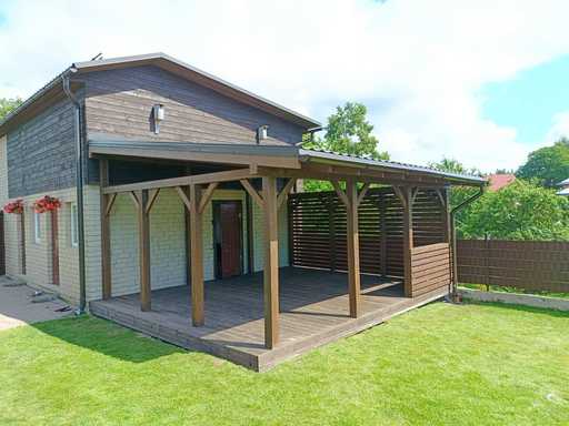Mörkbrun träveranda fäst vid huset med täckt tak – 4,8×6 m - garden gazebo pergola